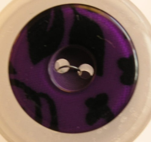 Ciemny fiolet z czarnymi plamkami.

18mm
Materiał+poliester